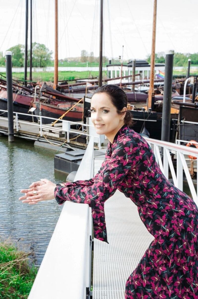 Wilma van den Brink-Messink buiten aan de haven, in beweging