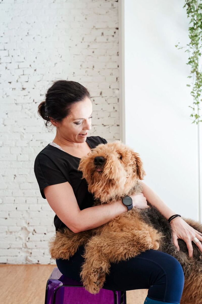 Wilma met haar Airedale terriër, ontspannen moment bij LoveLifeLive